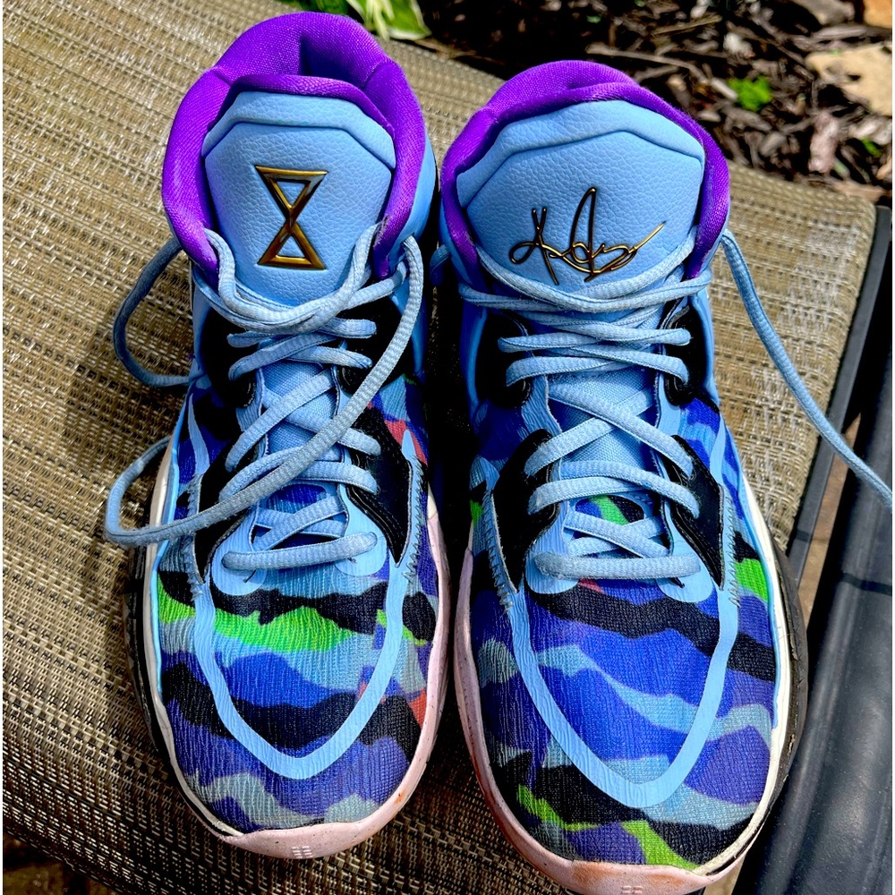 Nike Kyrie Infinity youth boys. Size 6. New condition!